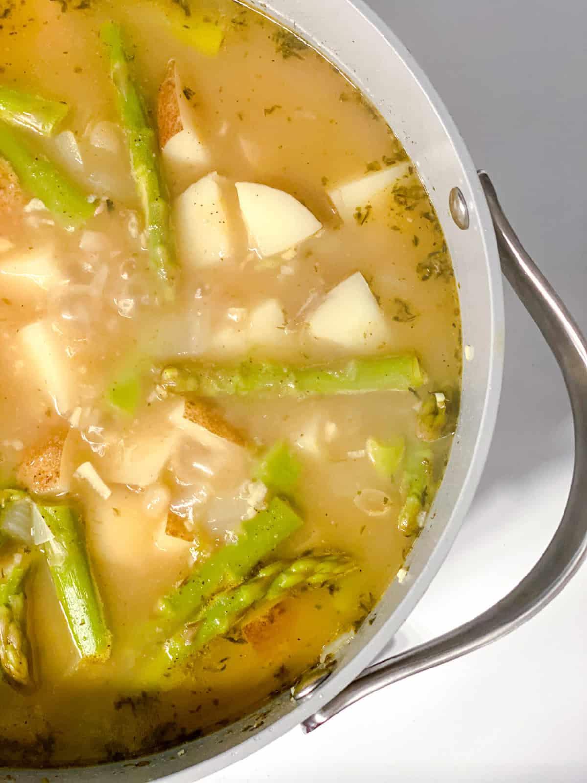 Vegane Spargelsuppe 5 Suppe kocht im Topf – Prozessschritt