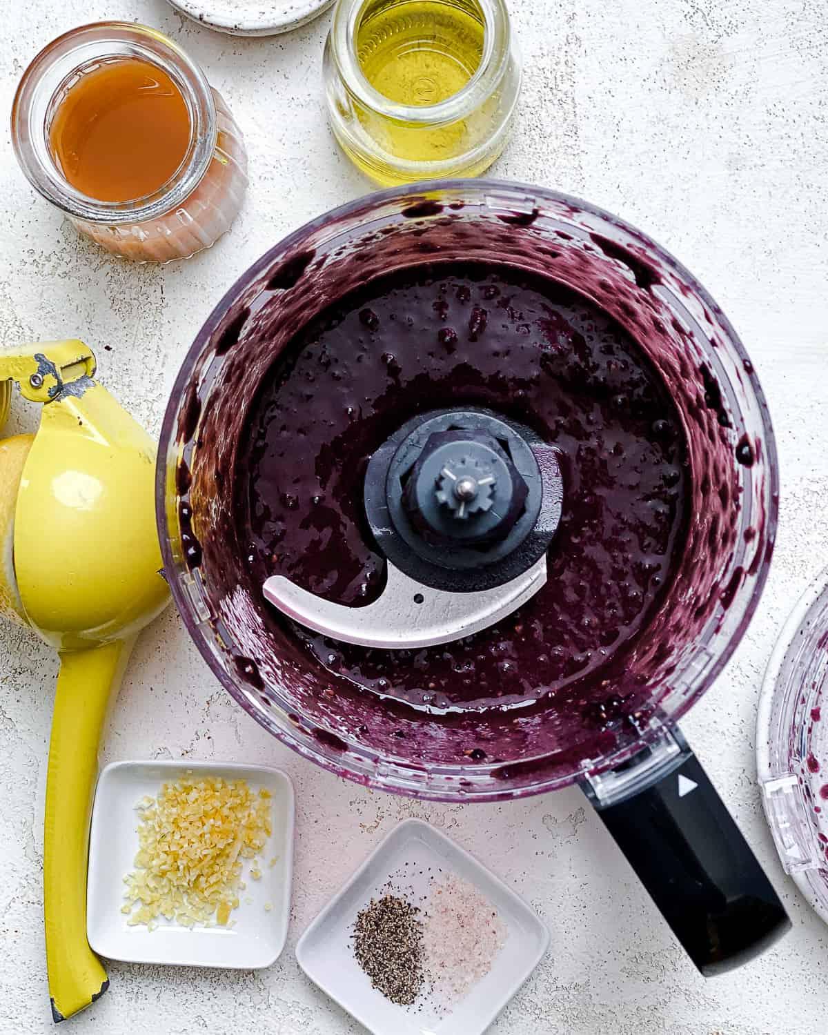 5-Minuten-Brombeervinaigrette 5 Prozessaufnahme nach dem Verarbeiten der Brombeeren in der Küchenmaschine.