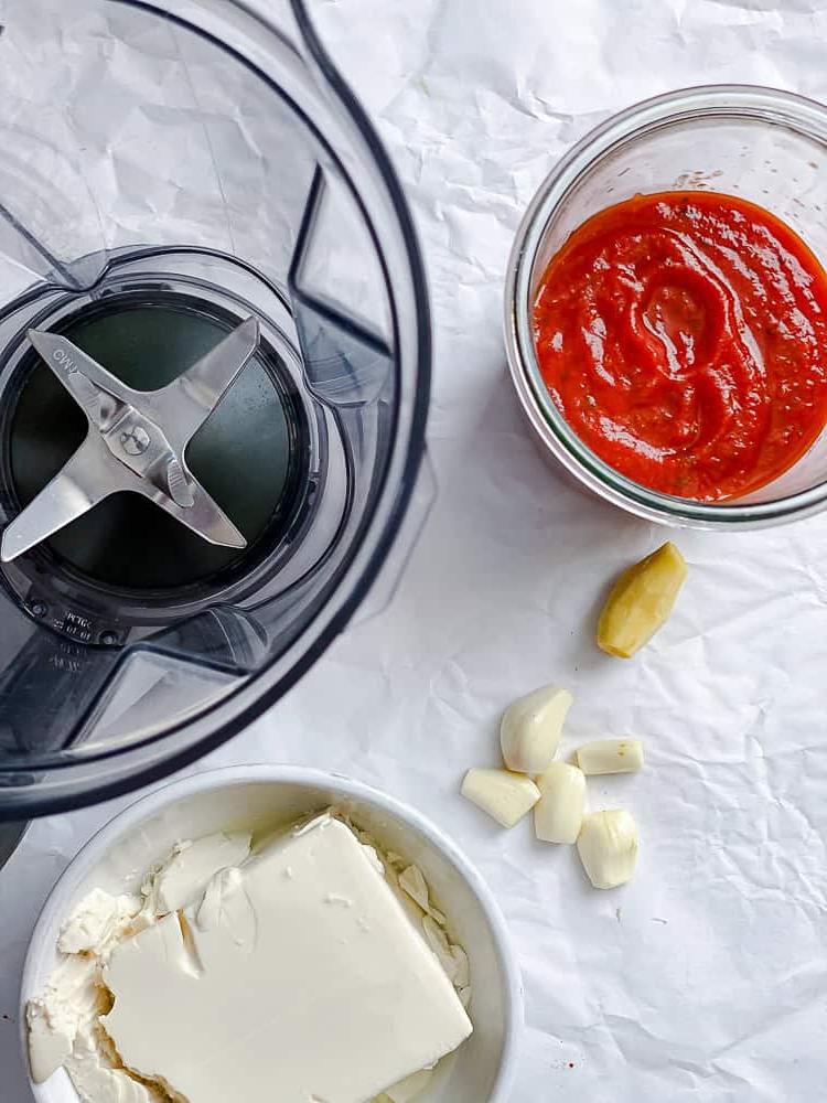 Curry-Kichererbsen 5 Prozessaufnahme: Zutaten für die Kichererbsen-Curry-Sauce neben einem Mixer.