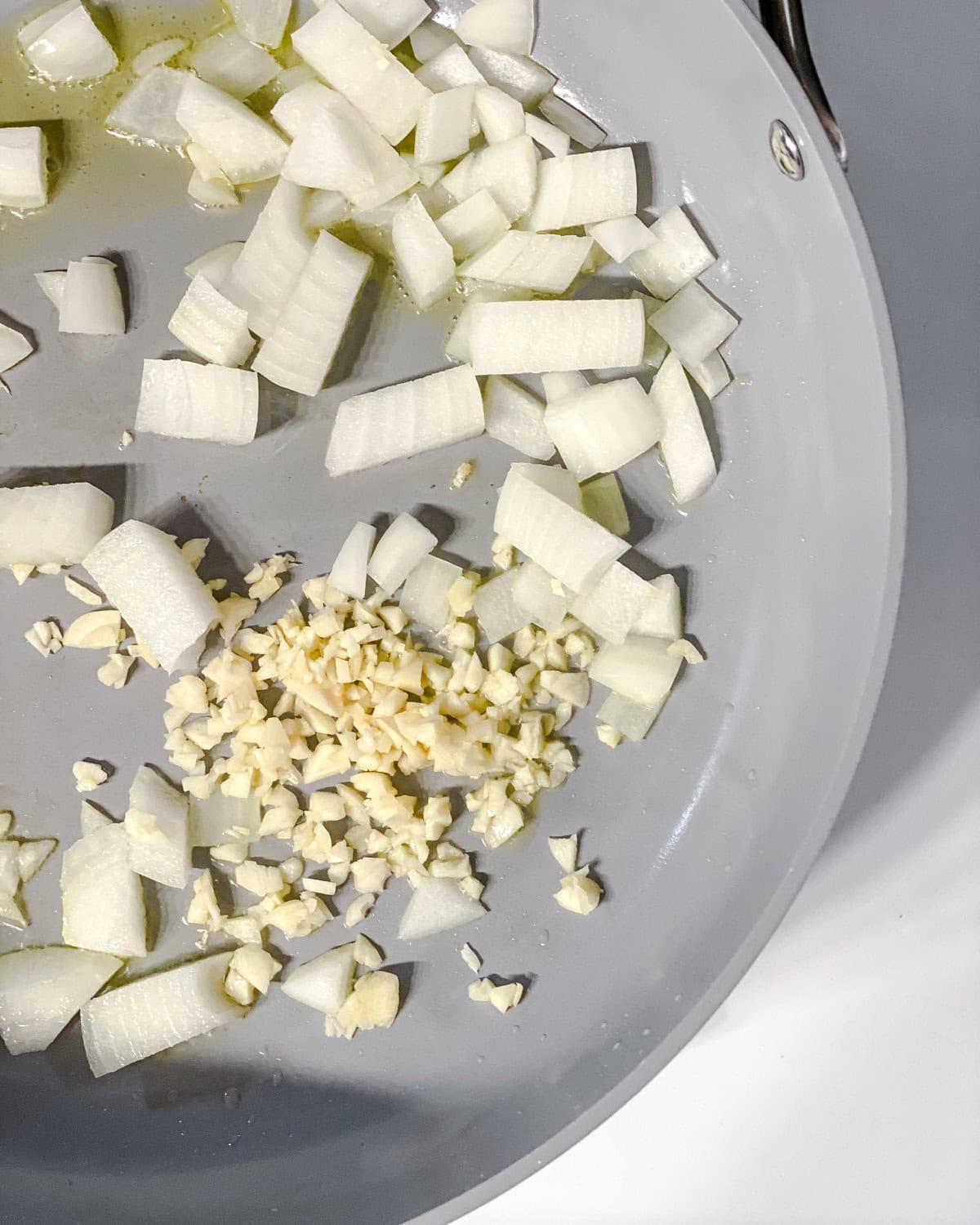 Sommer-Zucchini und geschälter Mais 5 process shot showing onions and garlic cooking in pan