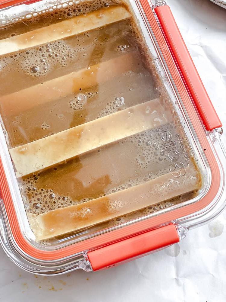 Vegane Fischstäbchen 5 Zubereitungsschritt: Tofu mariniert in einer Tupperdose
