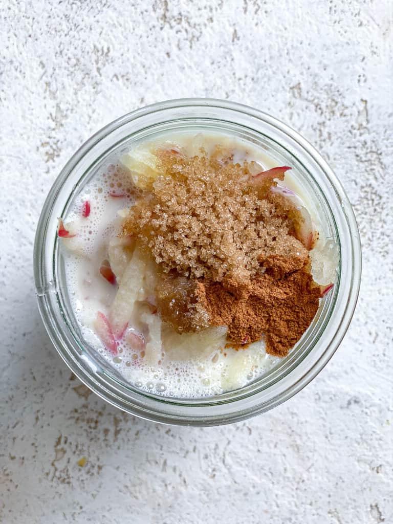 Apfel-Zimt-Overnight-Oats 5 Zutaten in Glasschale hinzugefügt