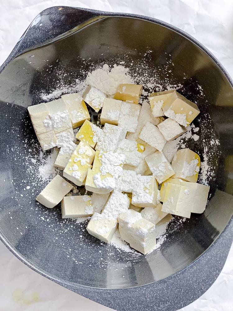 Klebrige Aubergine und Tofu 5 process shot showing tofu in bowl