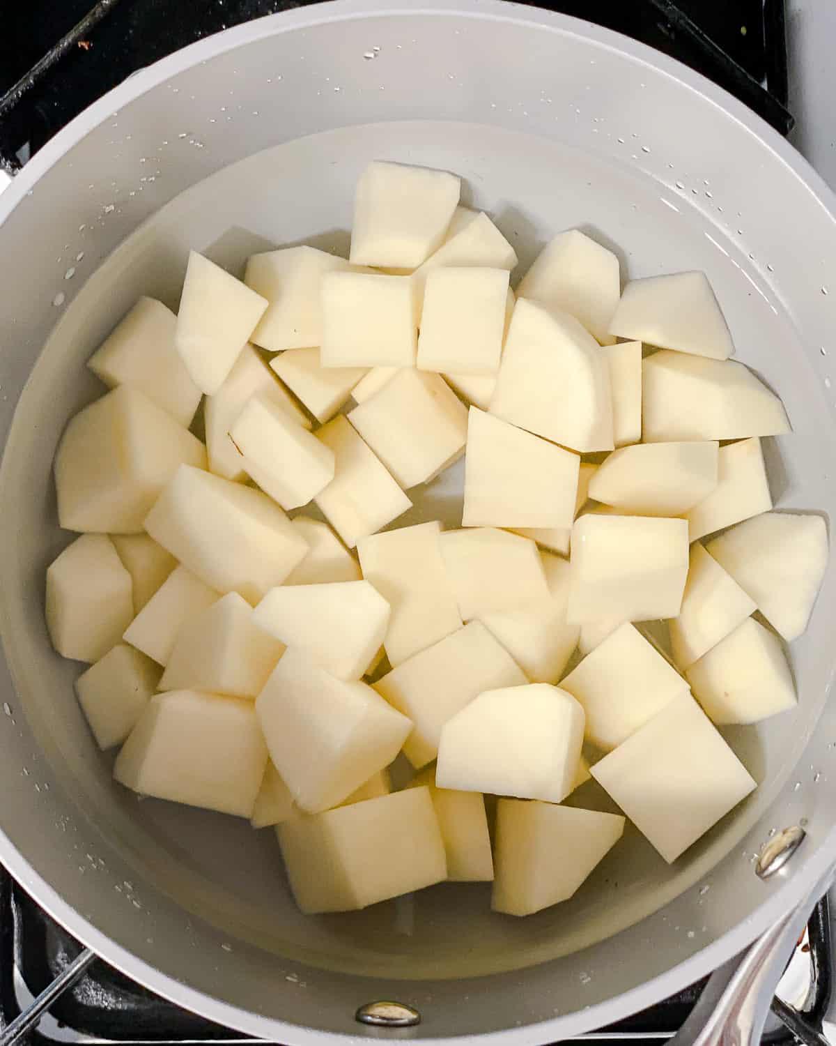 Prozessaufnahme: Kartoffeln in Wasser in einem Topf