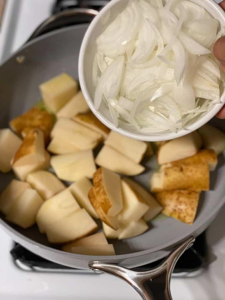 Knusprige Bratkartoffeln Rezept 5 Arbeitsschritt: Zwiebeln in die Pfanne geben