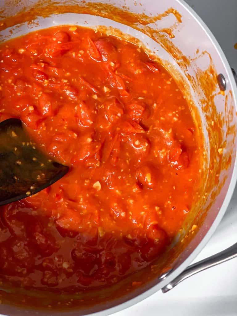 15-Minuten-Kirschtomaten-Basilikum-Pasta 5 Zubereitungsschritt: Die Tomatensauce kocht und wird leicht zerdrückt, um eine cremige Konsistenz zu erhalten