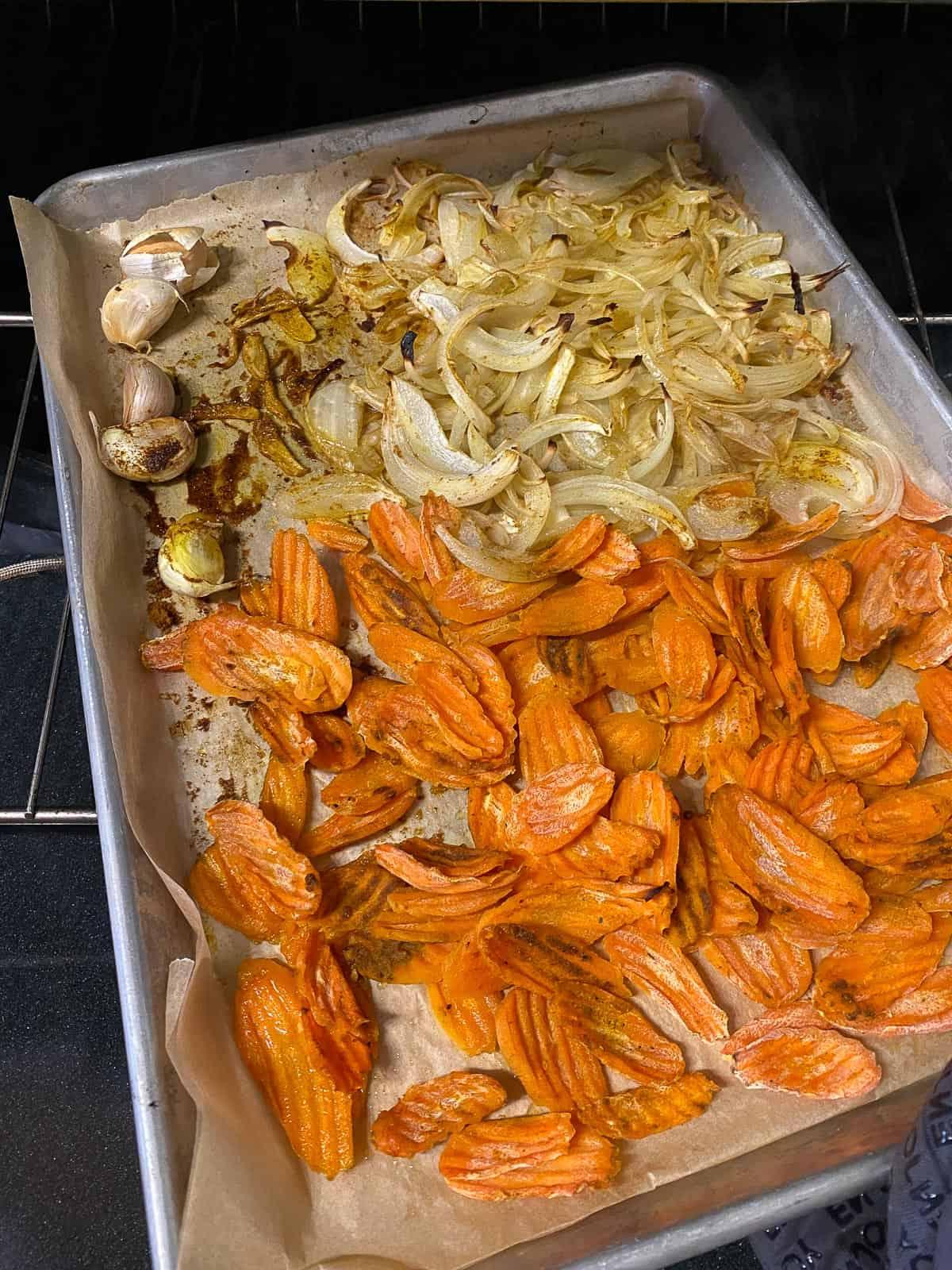 Karotten-Curry-Suppe mit Nudeln 5 Gemüse für Curry-Karotten-Suppe mit Nudeln auf einem Backblech nach dem Backen