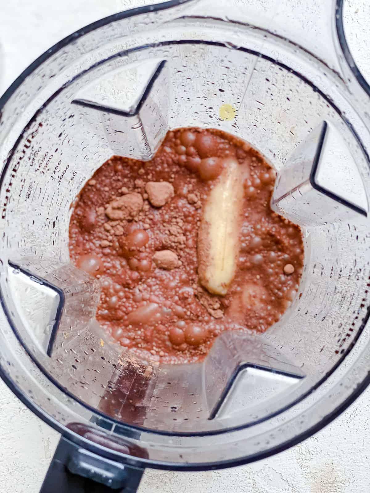 Schokoladen-Bananen-Milchshake 5 Prozessaufnahme, die die gemischten Zutaten im Mixer zeigt