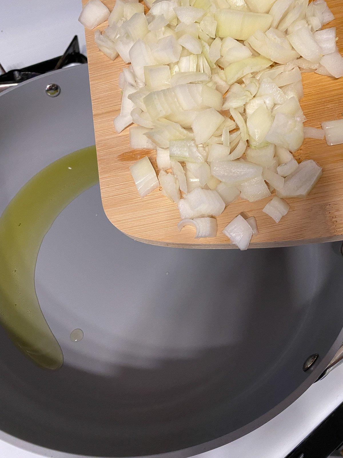 Einfaches gelbes Dal-Rezept 5 Gewürfelte Zwiebeln in die Pfanne gegeben