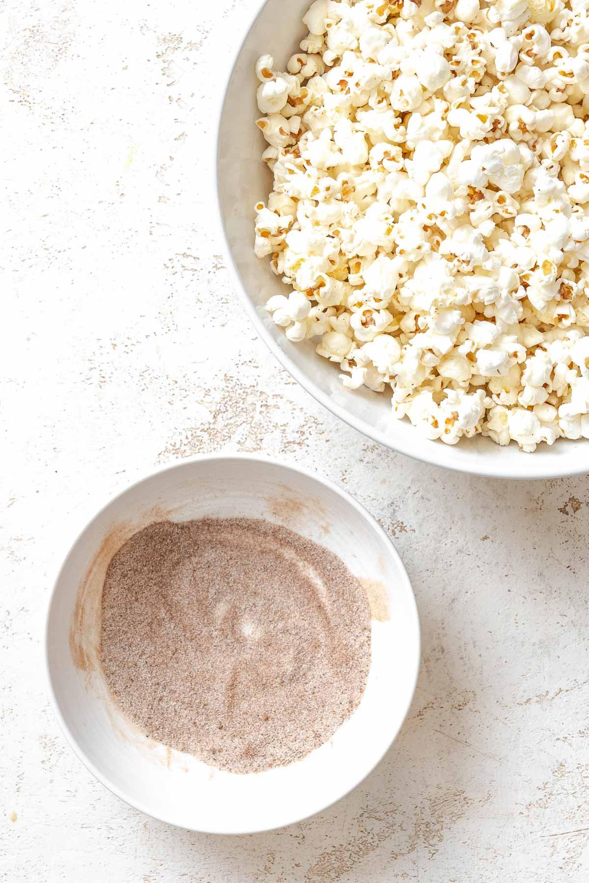Prozessaufnahme: Eine Schüssel Popcorn neben der Gewürzmischung.