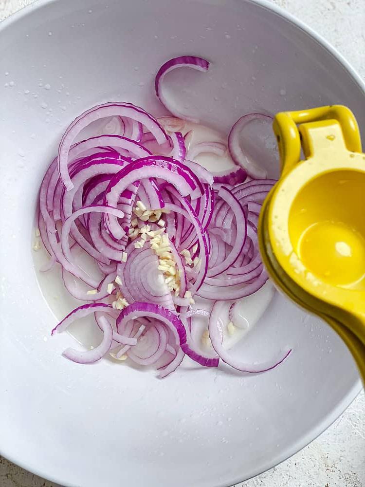 Grüner Bohnensalat 5 Prozessaufnahme: Zitrone zu Zwiebel hinzufügen