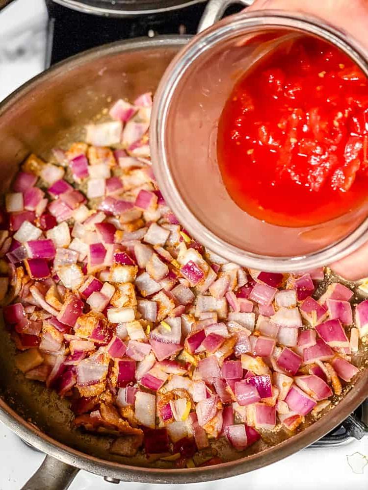 **Veganes Rotes Thai-Curry (30 Minuten)** 4 Kochvorgang: Tomaten in die Pfanne geben