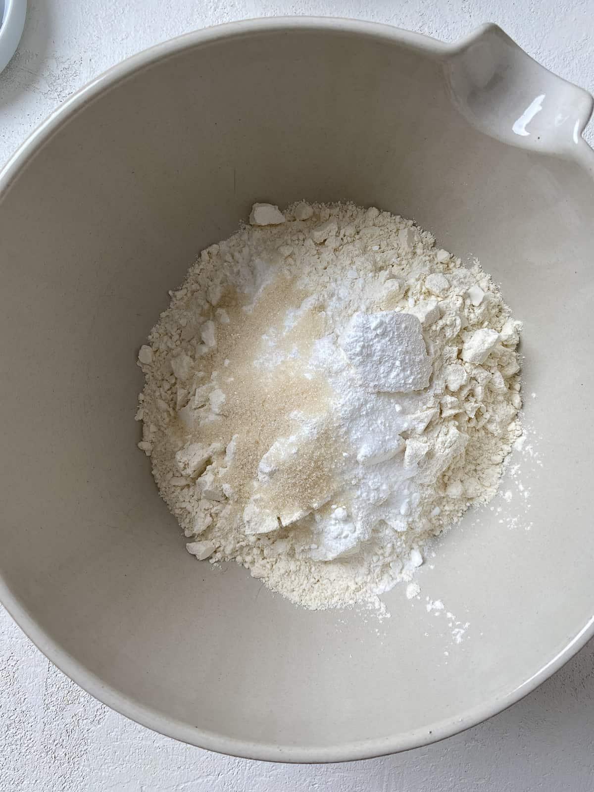 Butternusskürbis-Salbei-Gebäck 5 Trockene Zutaten für Butternut-Kürbis-Salbei-Biscuits werden in einer Schüssel vermischt.