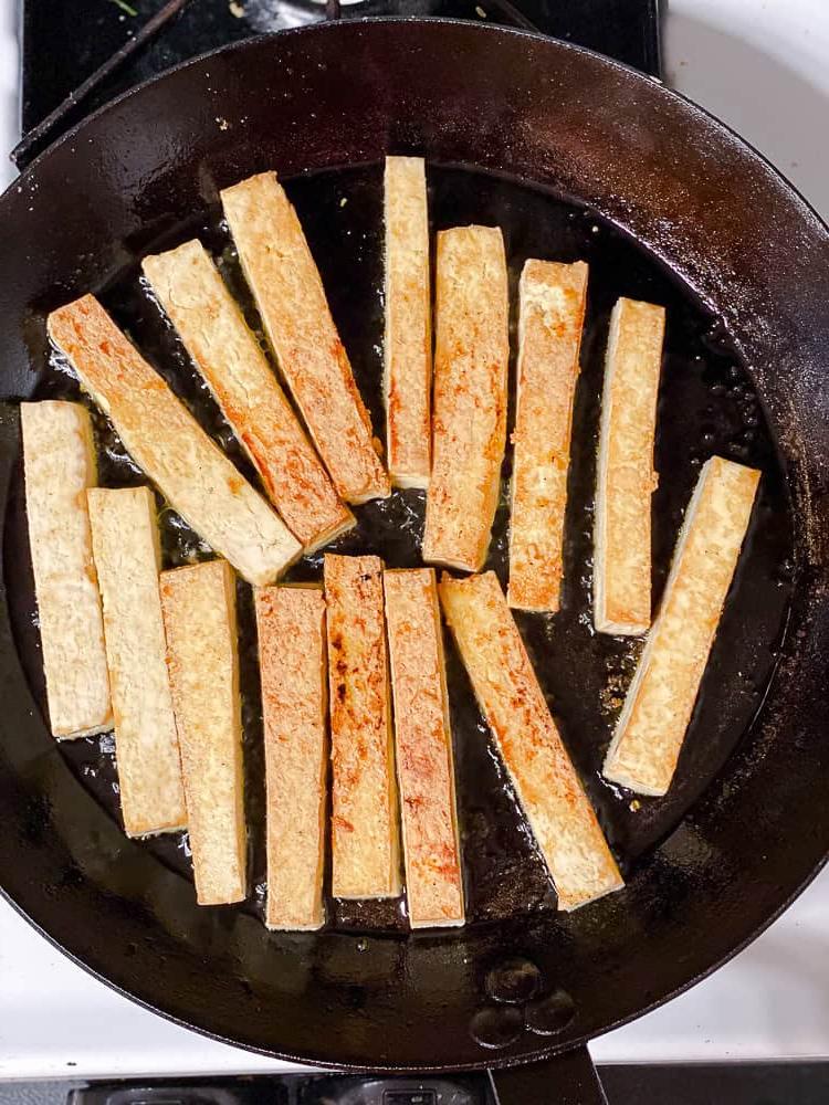 Gebratener Limetten-Tofu 5 Arbeitsschritt: Tofu in der Pfanne braten.