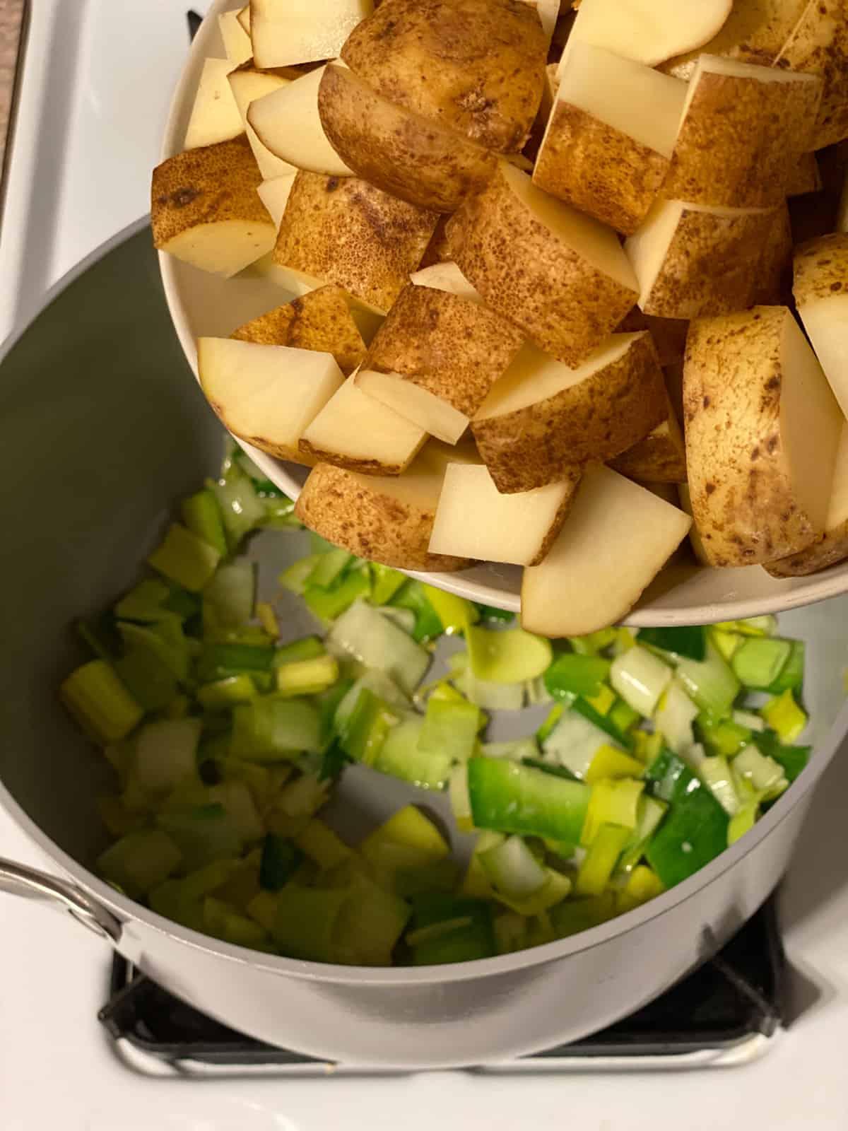 Prozessaufnahme: Kartoffeln in den Topf geben