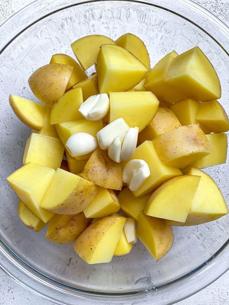 Veganer Linsen-Hirtenkuchen 5 Nähere Ansicht von geschnittenen Kartoffeln in einer Schüssel