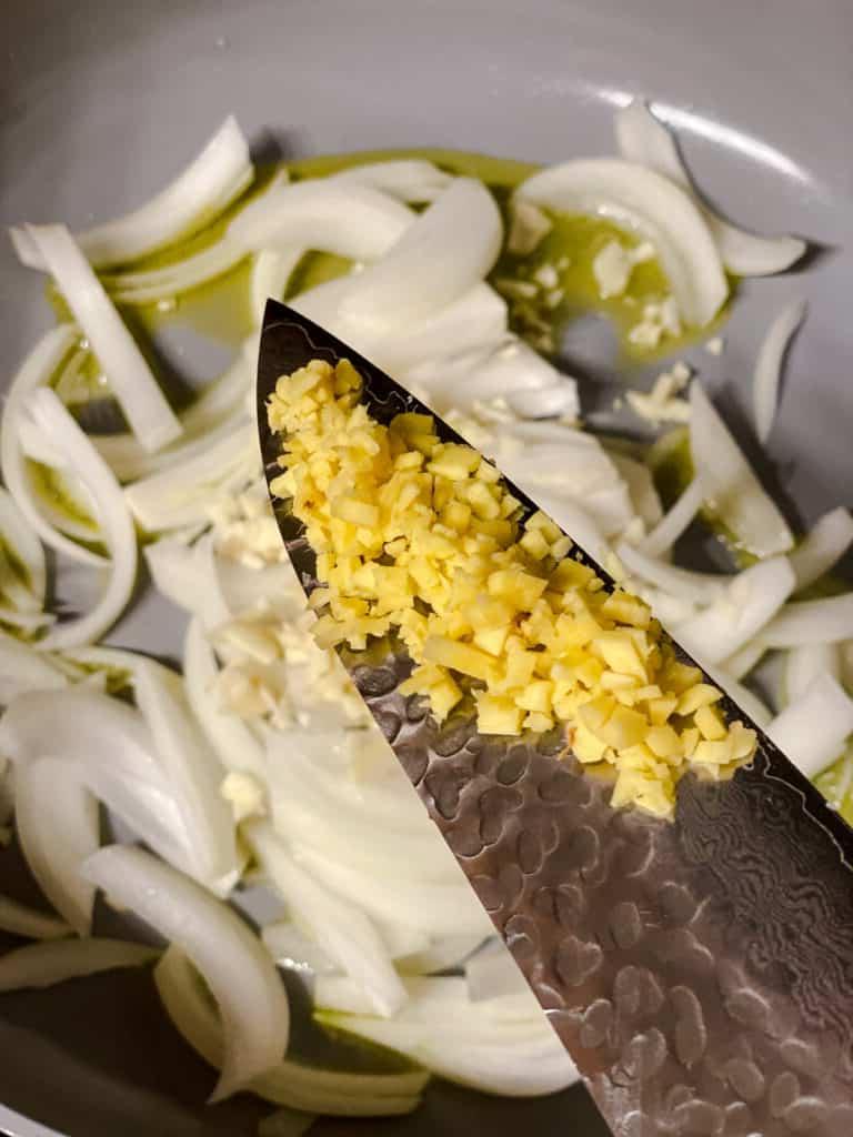 Cremige Reisnudelpfanne 5 Ingwer wird in die Pfanne gegeben