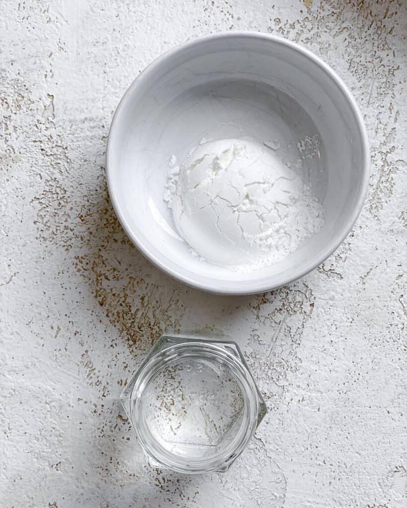 Einfaches Wok-Gemüse 5 Maisstärke und Wasser in einzelnen Schüsseln abgemessen
