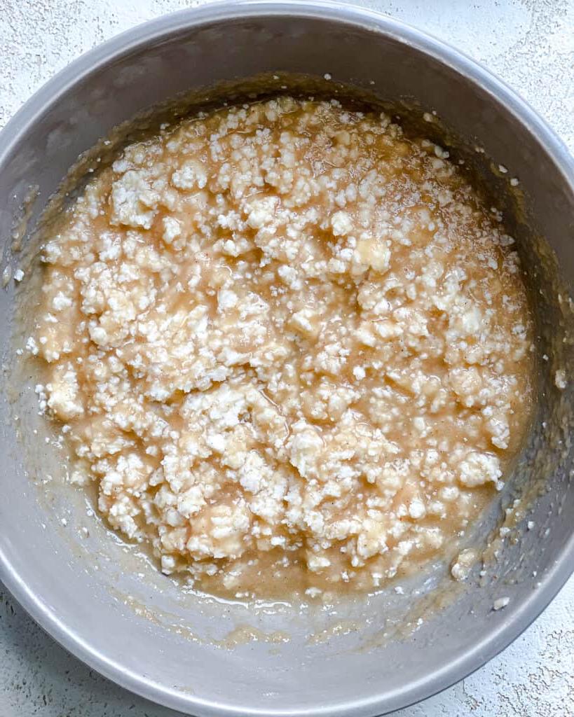 Einfaches Veganes Bananenbrot (Mit Apfelmus) 5 Prozessaufnahme: Zutaten zu einer mittelgroßen Pfanne hinzufügen