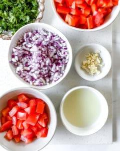Gemischter Bohnensalat 5 ingredients for mixed bean salad against a white background