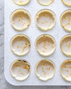 Einfache Vegane Zitronen Cupcakes 5 batter of lemon cupcakes in paper liners of muffin tin