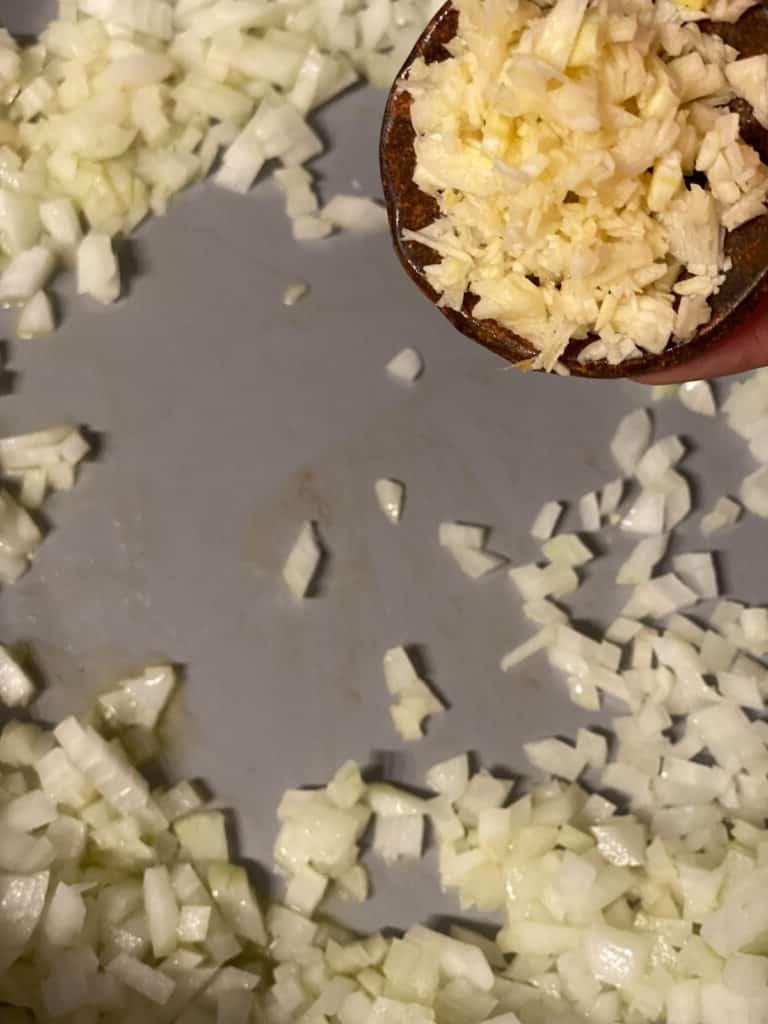 Pfannengebratenes Tempeh mit Ingwer-Sojasauce 5 Schritt 2: Knoblauch in die Pfanne geben