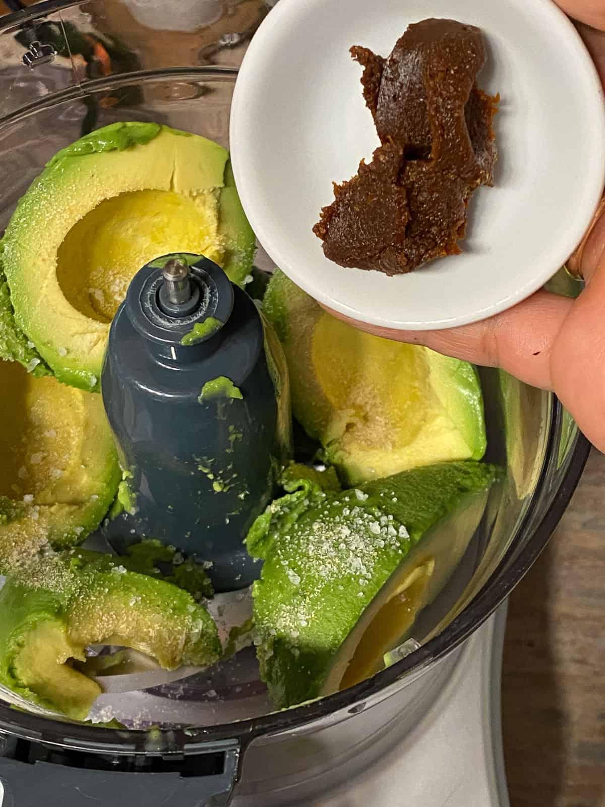 Einfacher Avocado-Aufstrich 5 Schritt: Miso-Paste in den Mixer geben