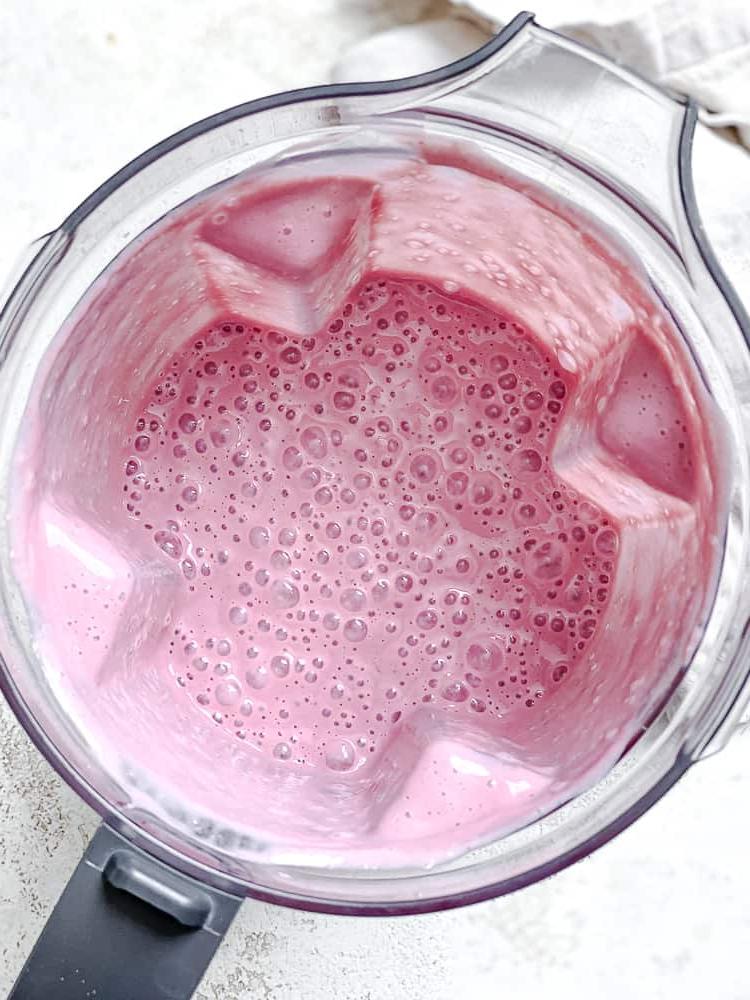 Einfacher Himbeer-Smoothie 5 Zutaten im Mixer vermischt während des Zubereitungsvorgangs