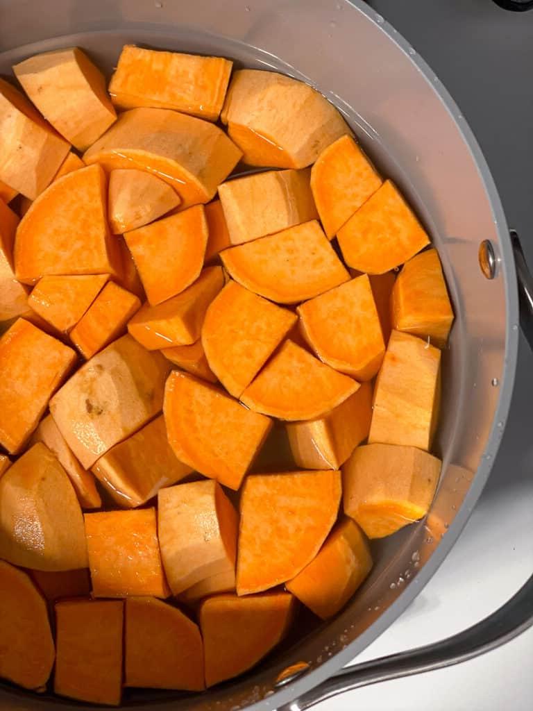 Veganer Süßkartoffelkuchen 5 Gewürfelte Süßkartoffeln in einem Topf