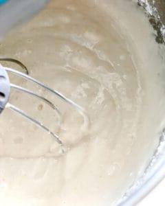 Veganer Zitronen-Kastenkuchen 5 Prozess des Mixens des Teigs für Zitronenkuchen