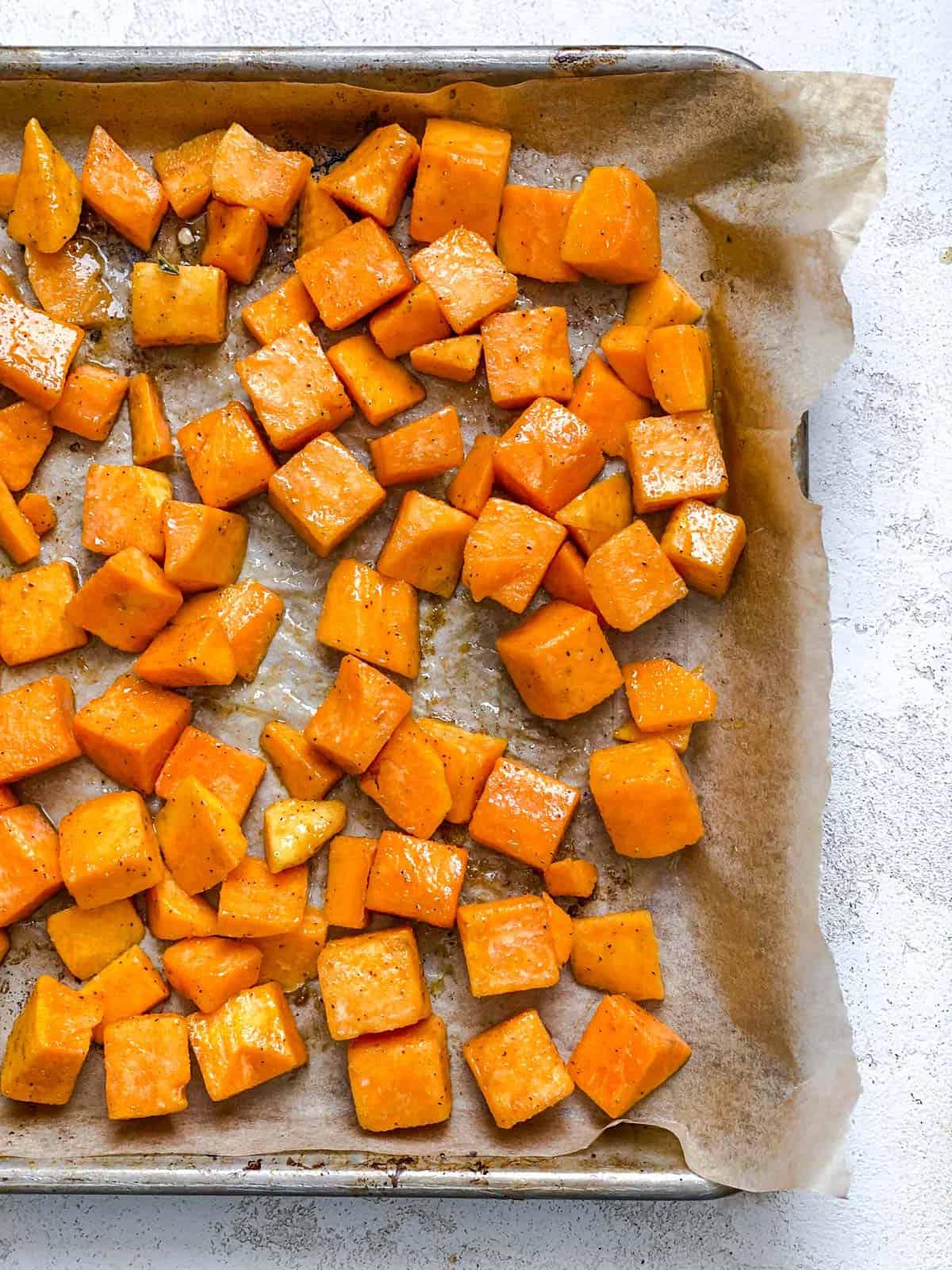 Gerösteter Butternut-Kürbis auf einem Backblech.