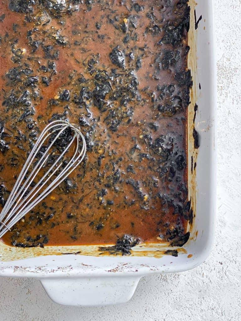 Prozessaufnahme: Zutaten werden in einer Auflaufform verquirlt