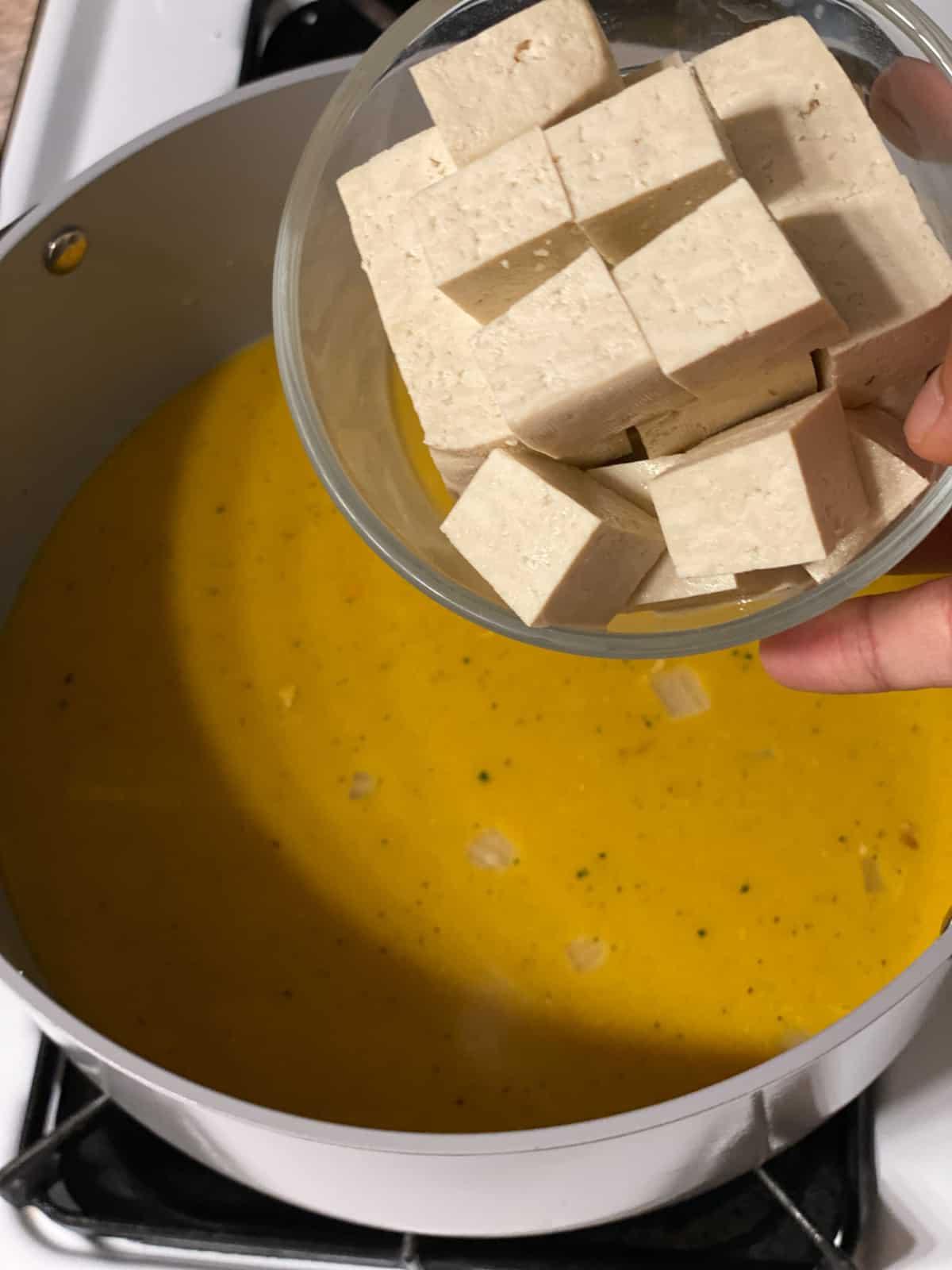 Kürbiscurry 5 Tofu wird in den Topf gegeben