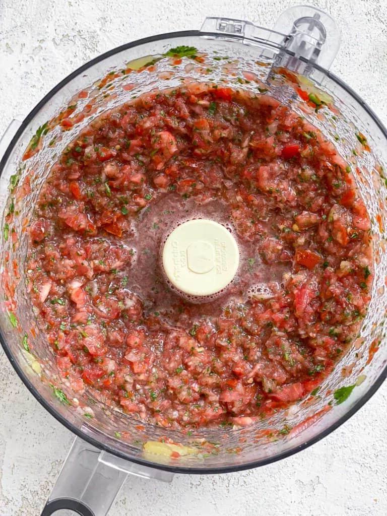 **5-Minuten Gartenfrische Salsa** 5 Prozessaufnahme: Zutaten für Salsa nach dem Mixen