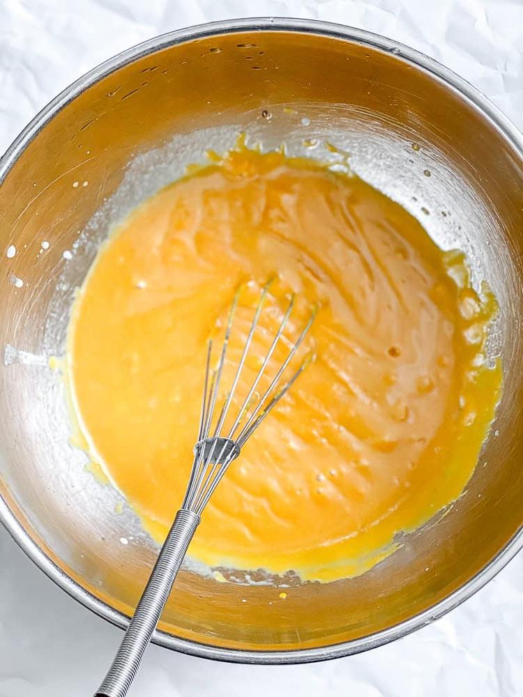 Butternusskürbis-Kuchen 5 Prozessaufnahme, die das Mischen des Teigs in einer Schüssel zeigt