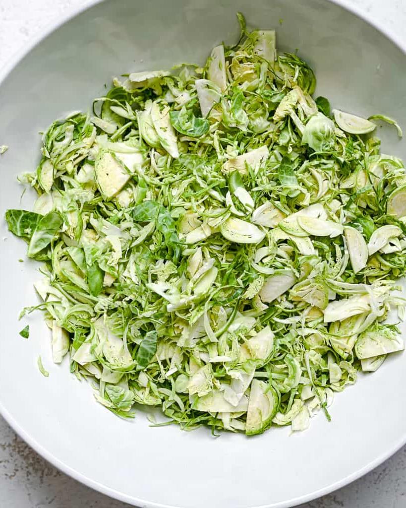 Gehobelter Rosenkohlsalat mit Äpfeln 5 Rosenkohlscheiben in einer Schüssel