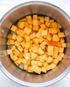 Roher gewürfelter Butternut-Kürbis in einer Edelstahlschüssel