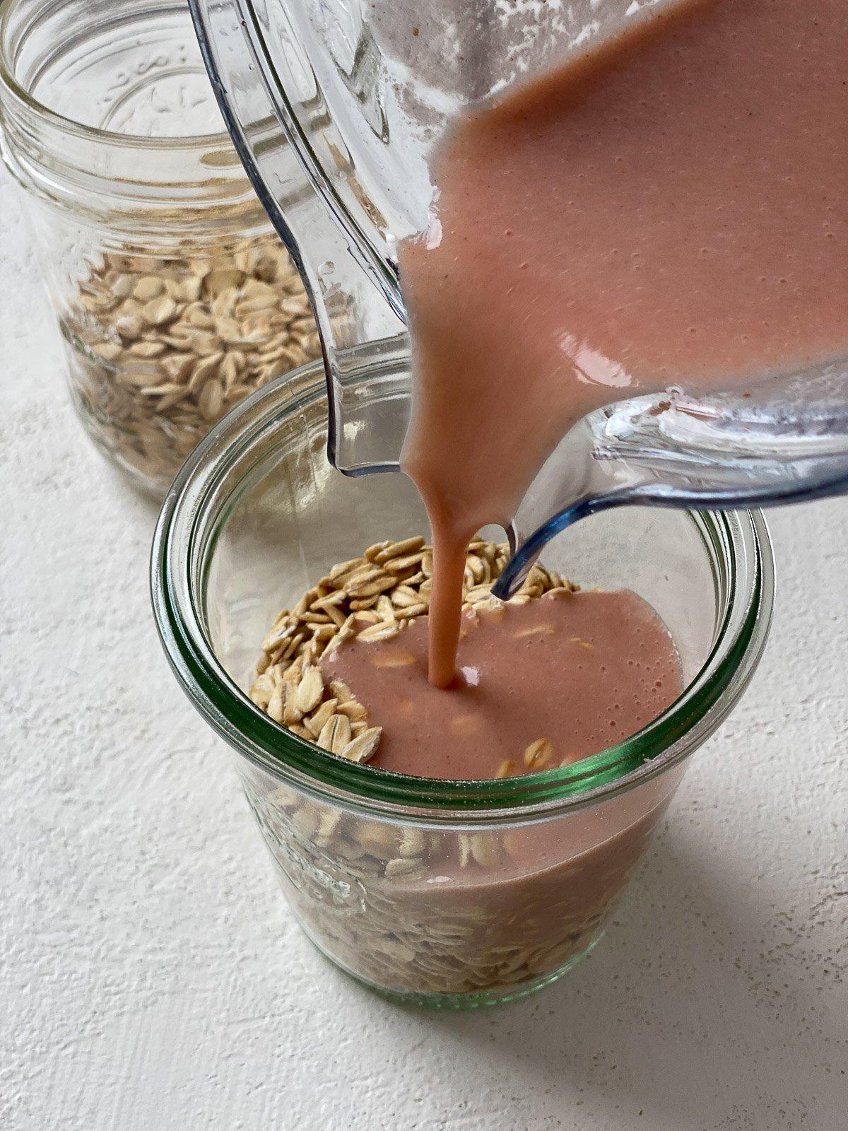 Erdbeer-Overnight-Oats (Vegan) 5 Prozess des Hinzufügens der Mischung zu einem Glas Haferflocken