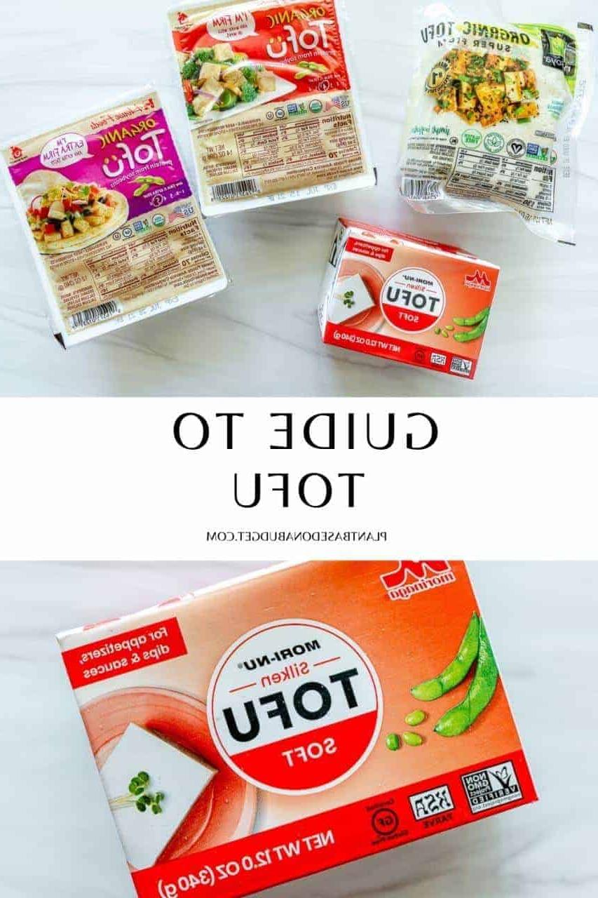Fünf verschiedene verpackte Tofu-Blöcke auf weißem Hintergrund, die die verschiedenen Markengrößen und Sorten von Tofu darstellen.
