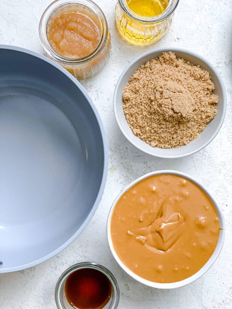 Einfaches Erdnussbutter Granola 5 ingredients for Easy Peanut Butter Granola measured out against a white surface