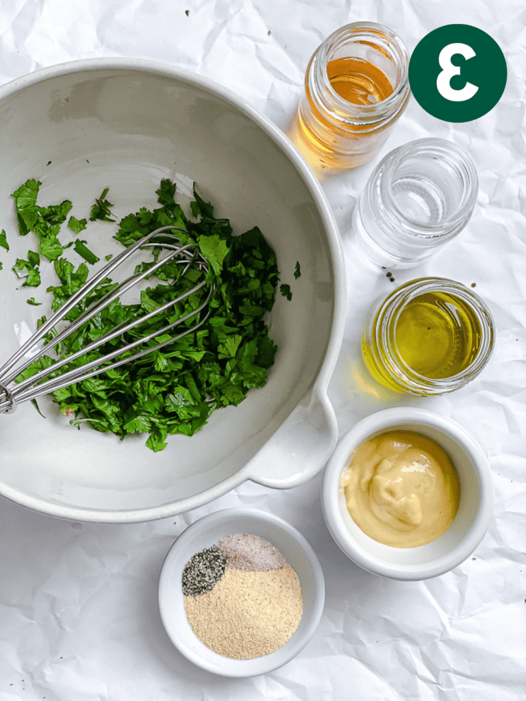 **Gerösteter Rote Bete und Quinoa Salat** 6 Dressing-Zutaten neben einer Schüssel