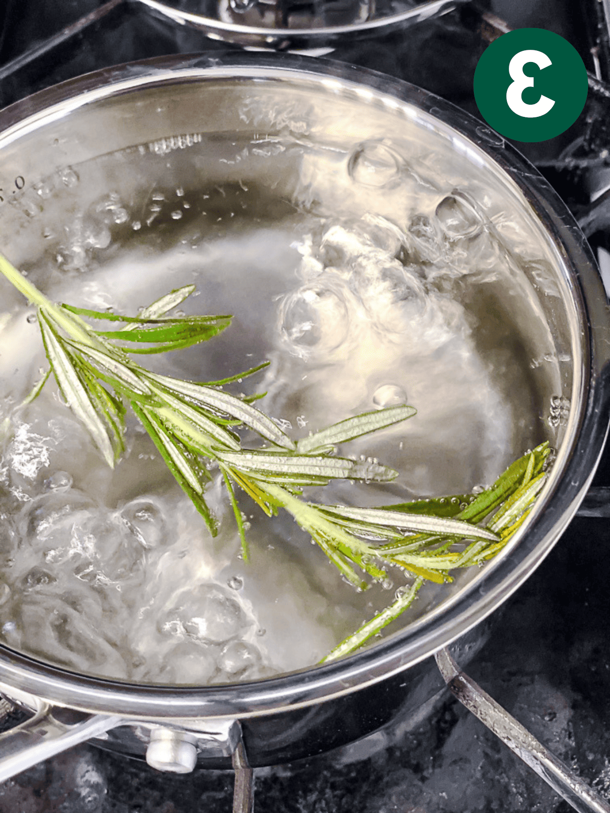 Rosmarintee 6 Einen Rosmarinzweig in einem Topf mit Wasser kochen.