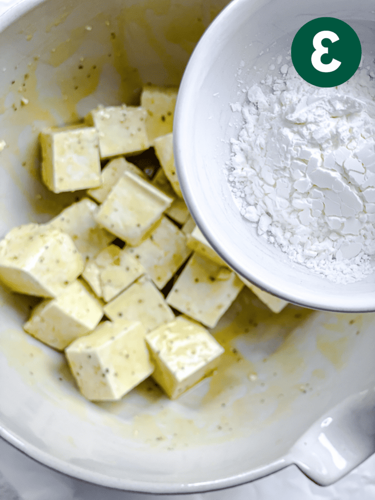 Knuspriger Gebackener Tofu 6 Prozessaufnahme: Maisstärke in die Schüssel mit Tofu gegeben
