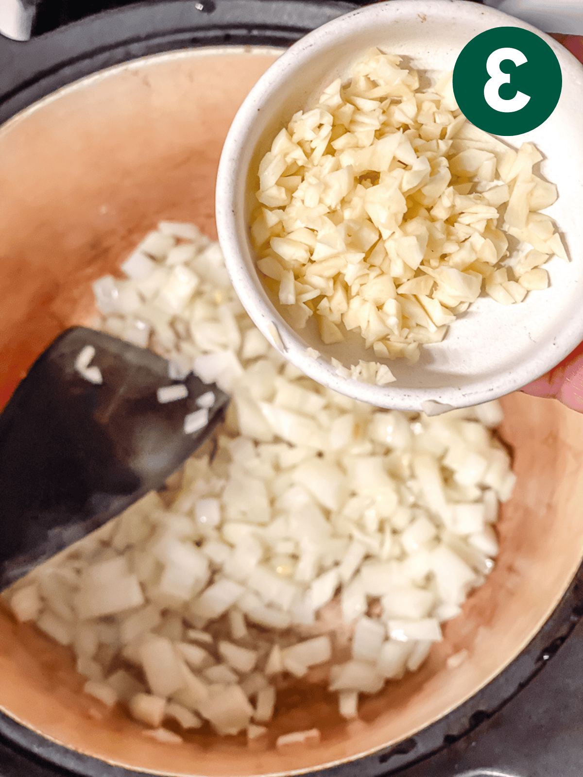 Schwarze Bohnensuppe 6 Zwiebeln und Knoblauch in einem großen Topf anbraten.