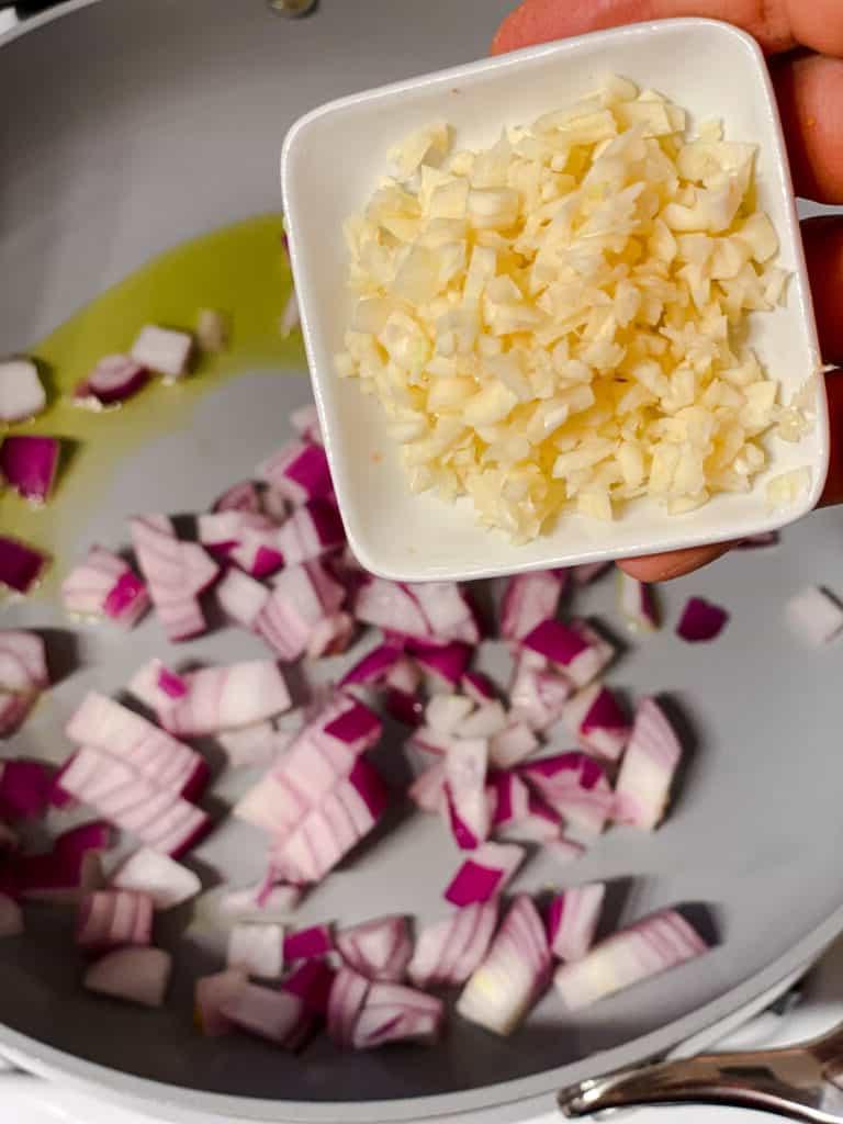 Süßkartoffel-Burritos 6 Knoblauch in die Pfanne geben