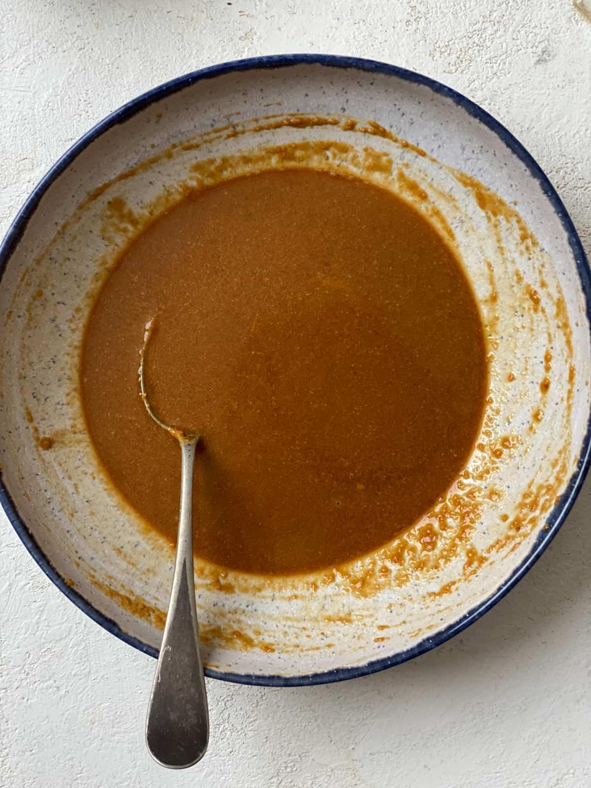 Jackfrucht-Salatwickel 6 Zubereitungsschritt: Erdnussbutter und Sojasauce in einer Schüssel mischen