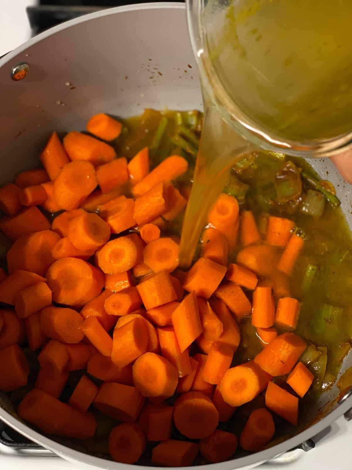 Cremige Curry-Karotten-Ingwer-Suppe 6 Prozessschritt: Gemüsebrühe in den Topf geben.