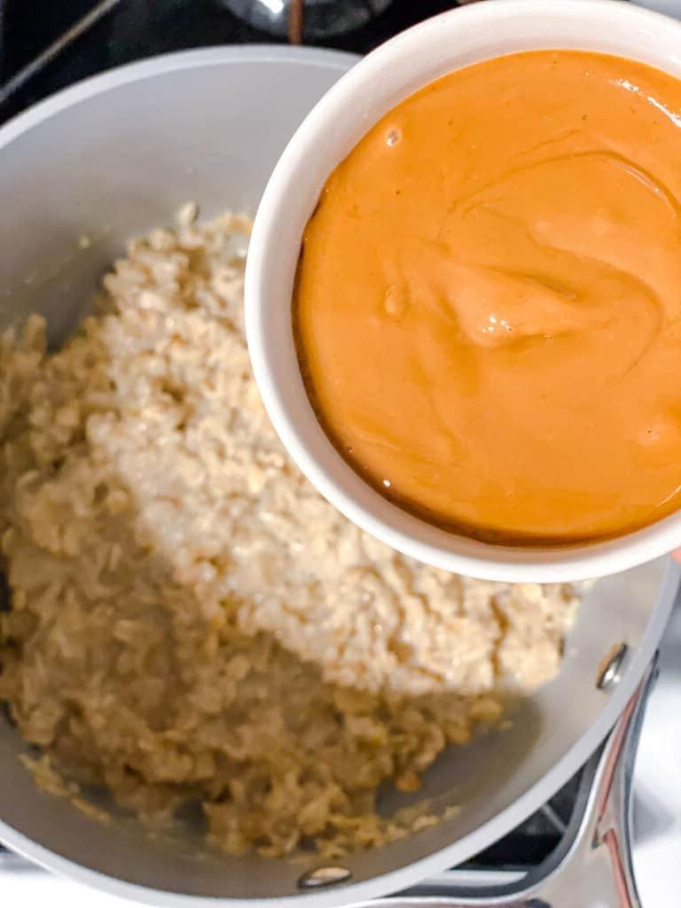 Einfacher Erdnussbutter-Porridge (+ Extras) 6 process shot of adding peanut butter to pot