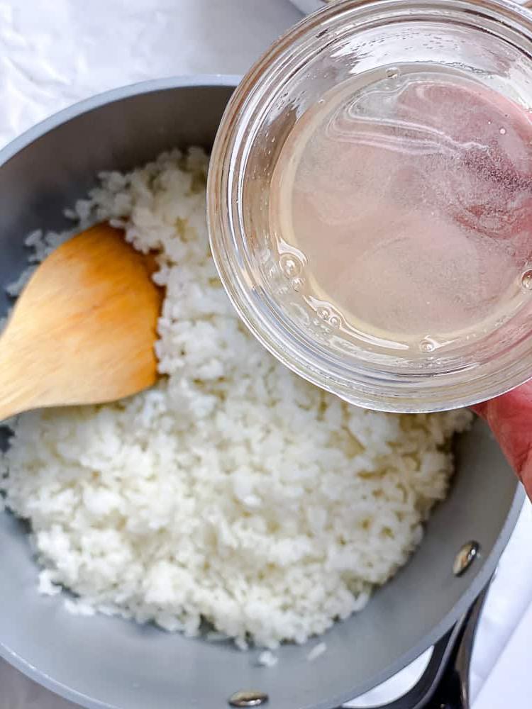 Sushi-Schüssel 6 Gekochten Sushi-Reis mit einer Reisessig-Mischung würzen.