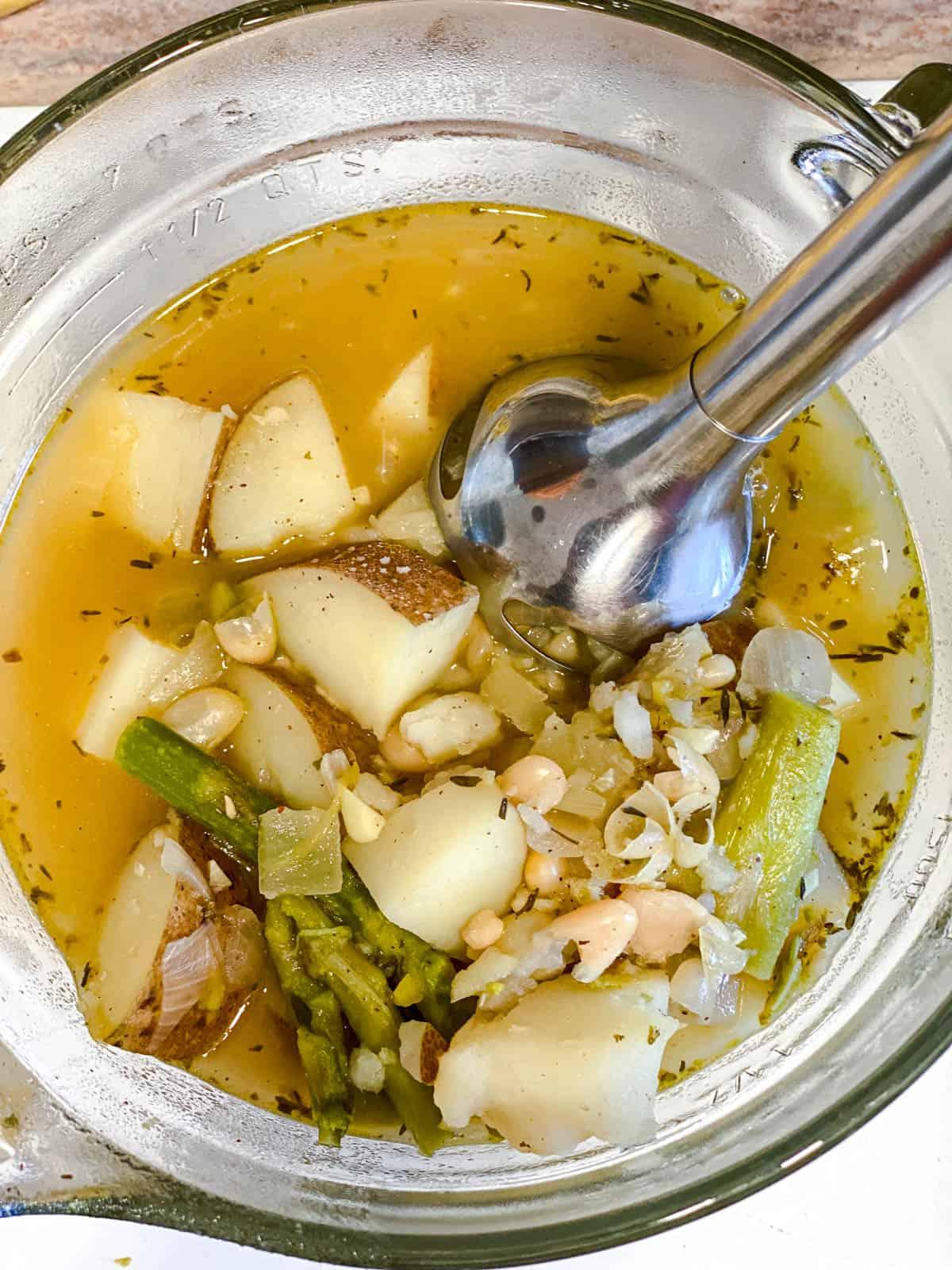 Vegane Spargelsuppe 6 Verwendung eines Stabmixers im Topf – Prozessschritt
